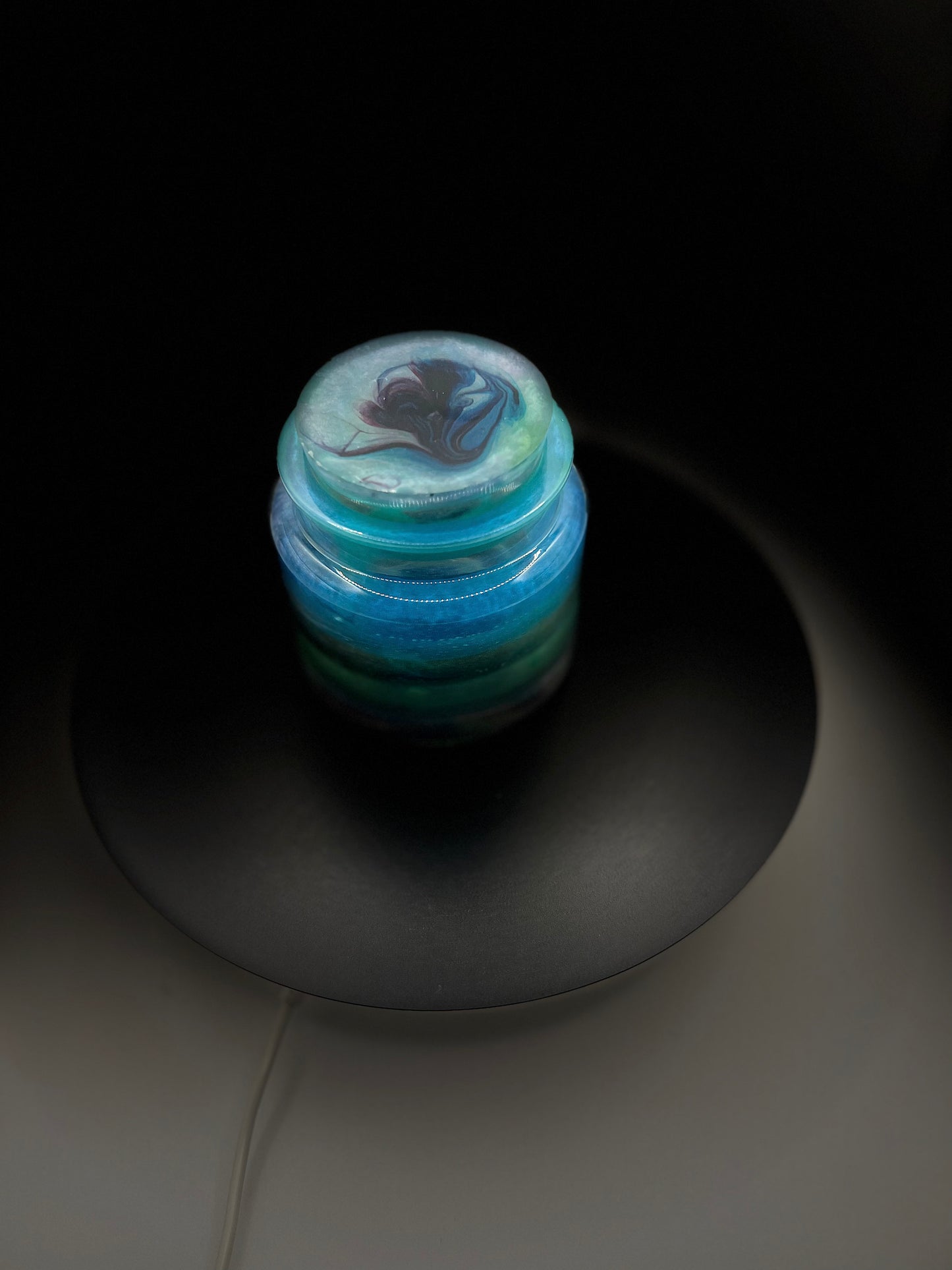 Plug top resin jar